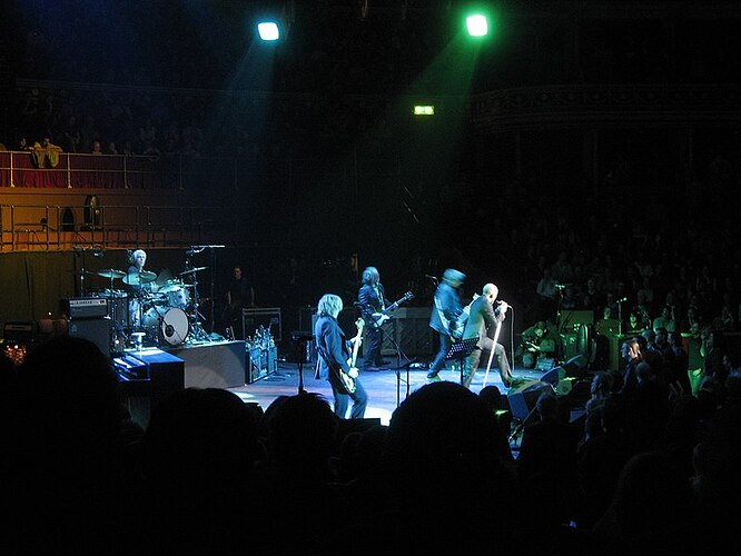 R.E.M._in_London,_2008-03-24_at_Royal_Albert_Hall_01